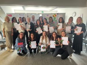 Gruppenbild mit Absolventinnen und Absolventen