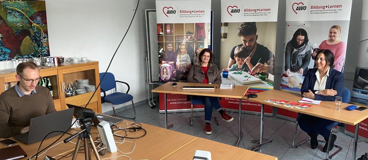 Der Konferenzraum der Bildung+Lernen wurde am Dienstag als virtueller Messestand genutzt. Lukas Döring, Silke Rönnberg-Grohs und Saliha Dreisewerd von der Bildung+Lernen gGmbH (von links) berieten die Teilnehmer*innen der 2. Digitalen Weiterbildungsmesse Ruhr per Videochat. Foto: Gemünd/AWO RLE