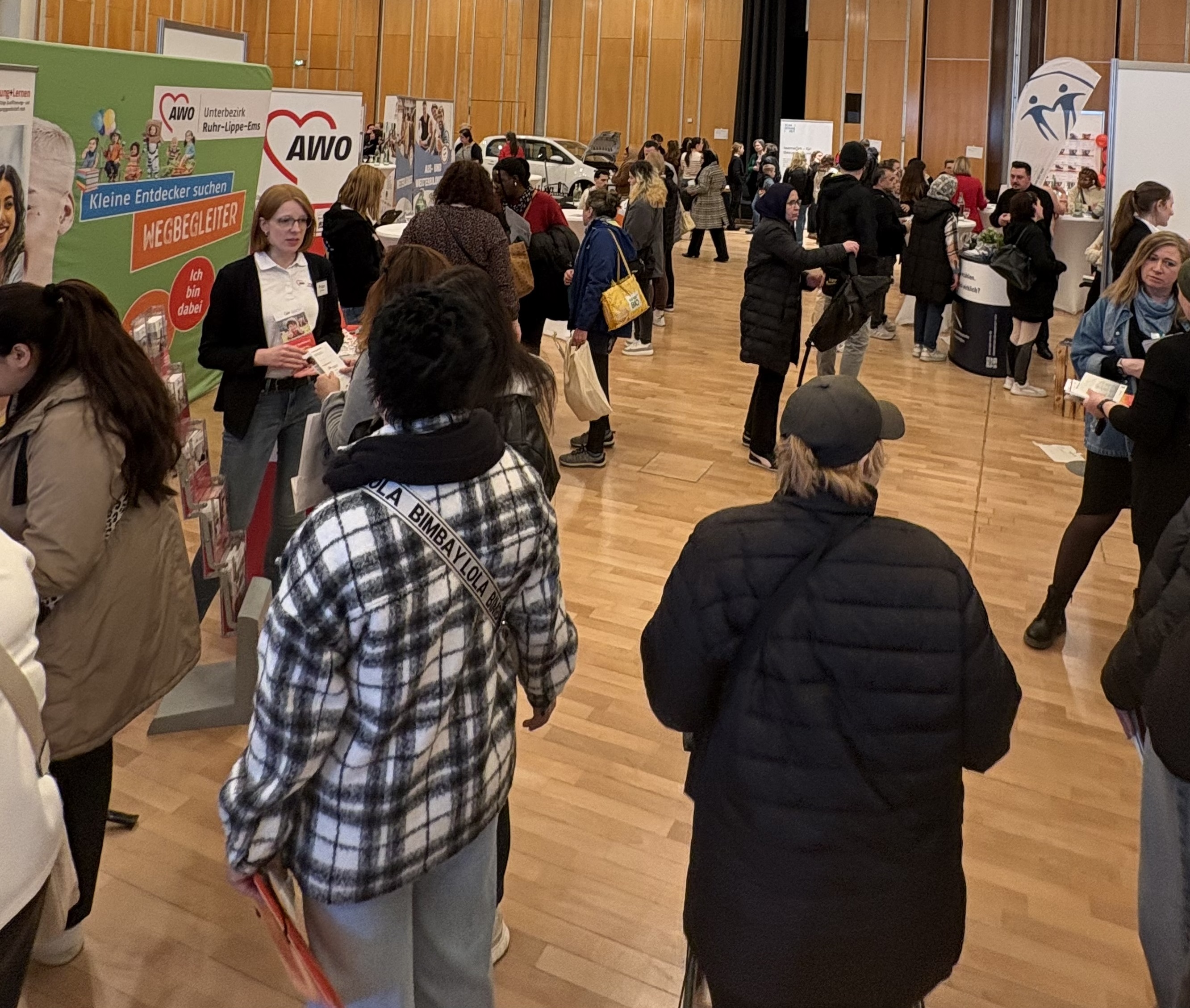 Messesaal mit Ständen und Besuchern