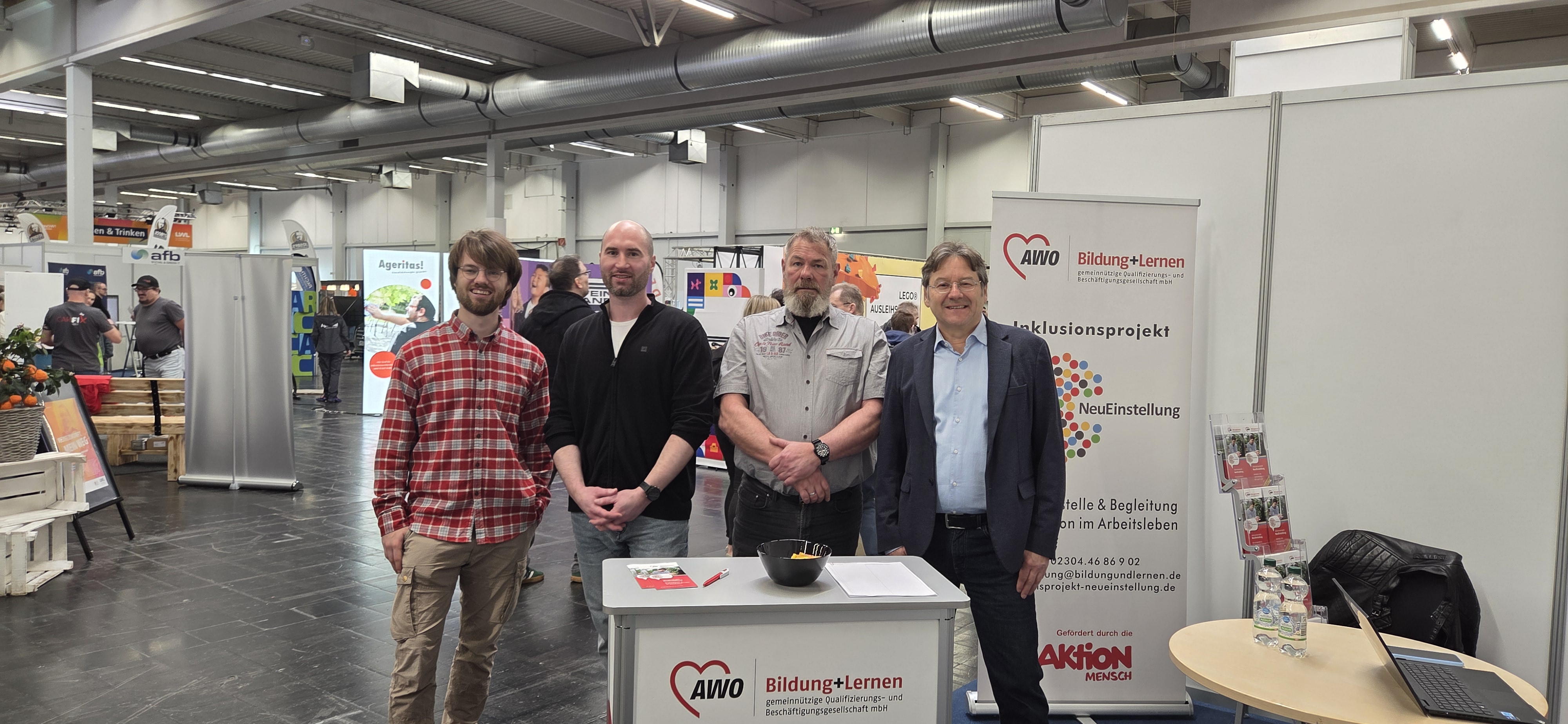 Messestand, Mitarbeiter NeuEinstellung und Geschäftsführer Thorsten Schmitz