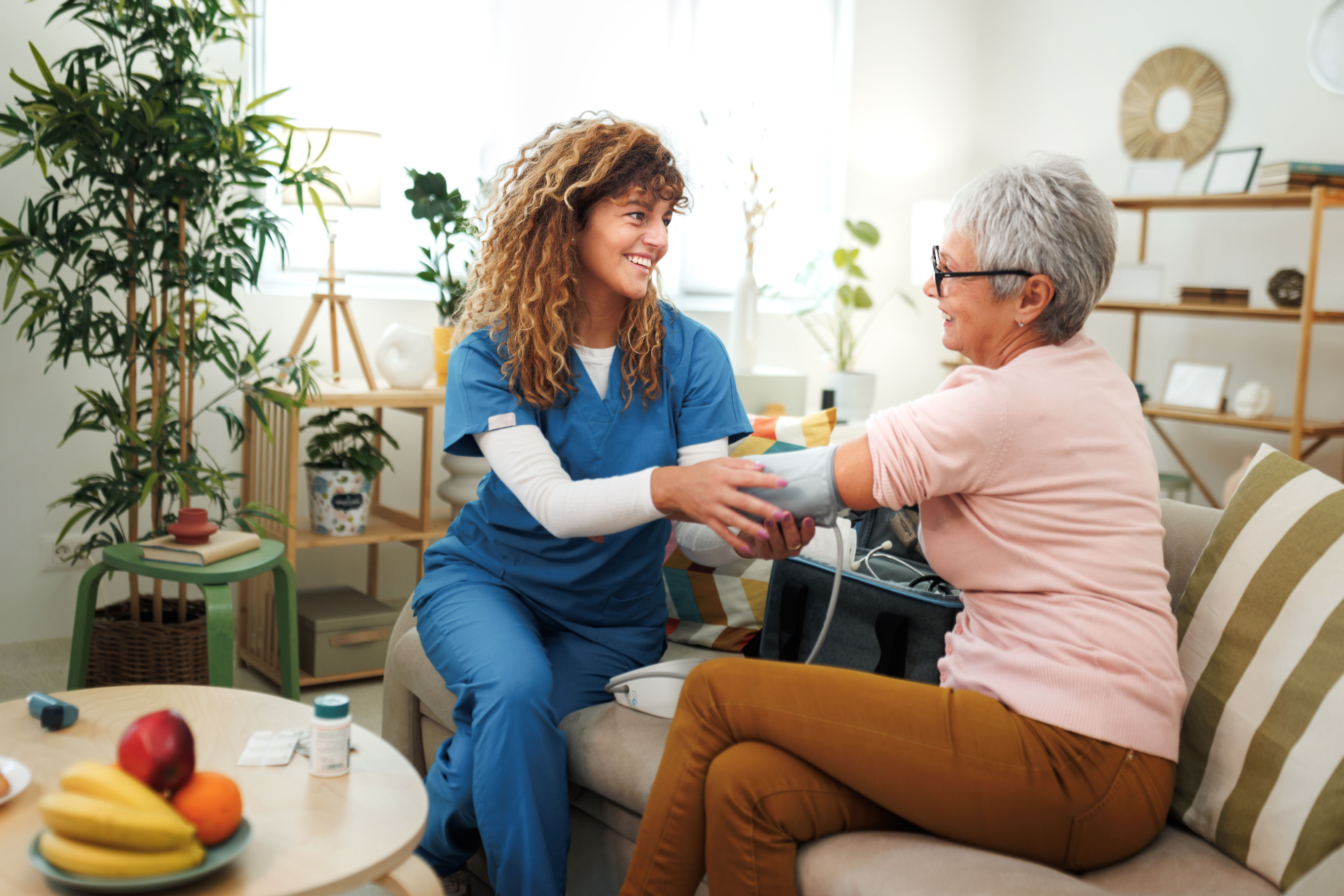 20251217 Pflegekraft Seniorin